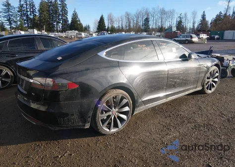 2014 Tesla Model S z USA, uszkodzony, nr VIN 5YJSA1S17EFP30384